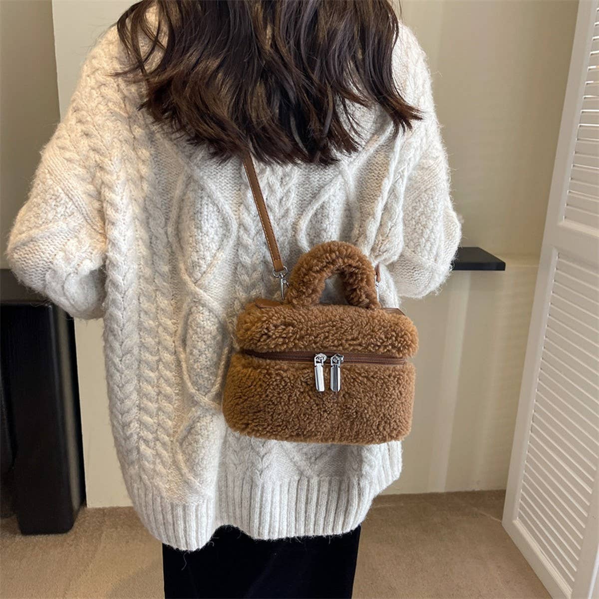 Winter One-Shoulder Crossbody Lamb Plush Bag_Cwab3924