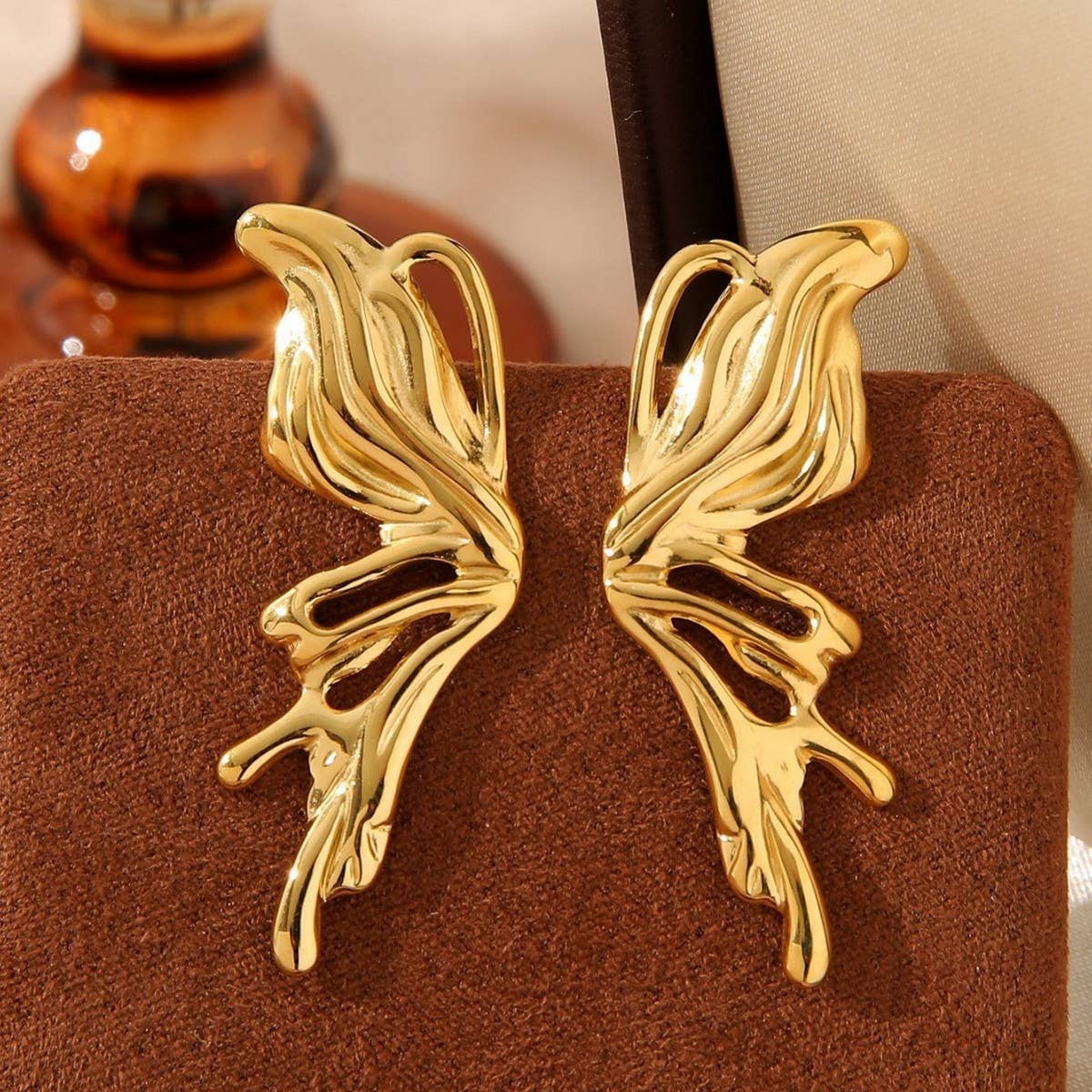 BUTTERFLY 3D 18K GOLD ASYMMETRICAL EARRINGS_CWMM3616