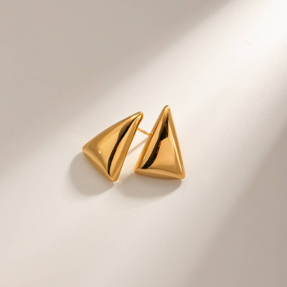 EXQUISITE 18K GOLD TRIANGULAR STUD EARRINGS_CWAHA0899