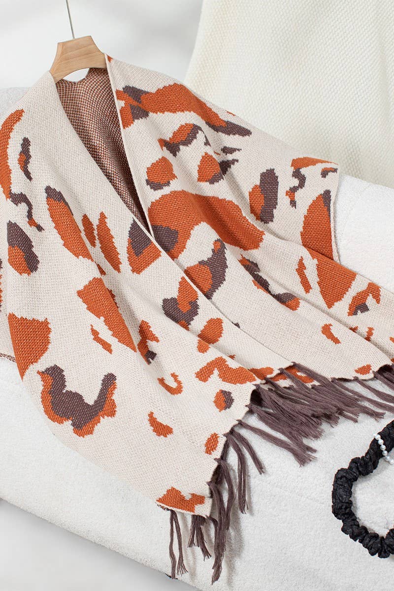 Cwocas0046_Contrast Leopard Print Knitted Fringed Cape