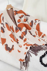 Cwocas0046_Contrast Leopard Print Knitted Fringed Cape