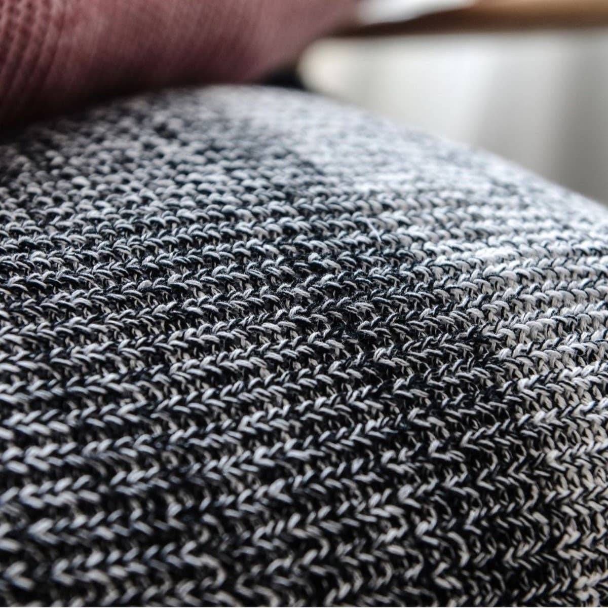 GRADIENT HERRINGBONE COTTON CABLE KNITTED PILLOW_CWMM2385