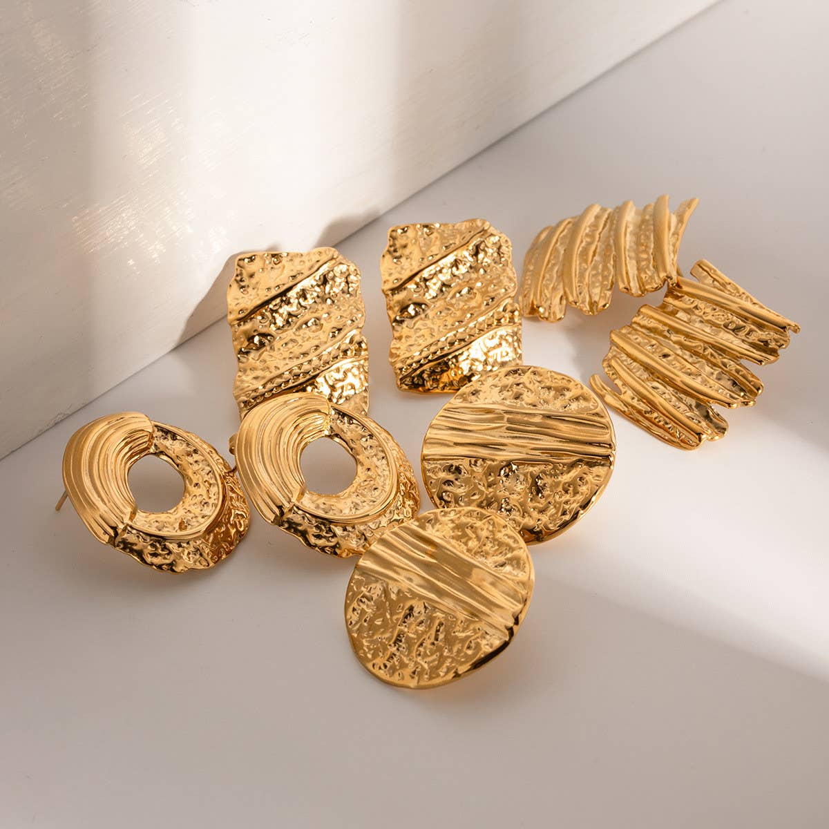 GOLD HAMMERED IRREGULAR EARRINGS_CWAHA0897