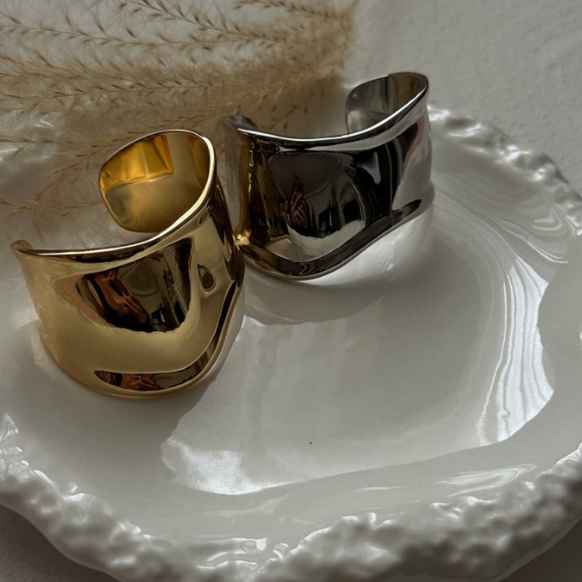 FASHIONABLE DESIGN OPEN SMOOTH BRACELET_CWMM3105