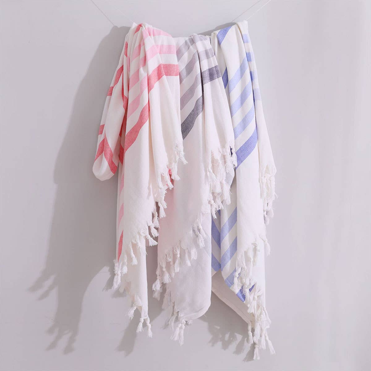 LIGHTWEIGHT COTTON STRIPED BEACH TOWEL WITH TASSELS_CWMM7601