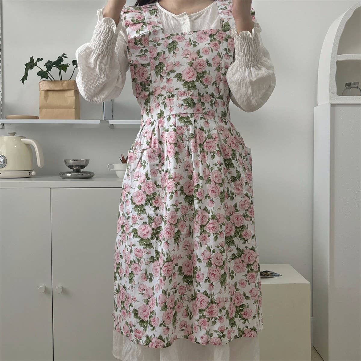 HANDMADE FLORAL ROSES AND RUFFLED APRON_CWMM5797