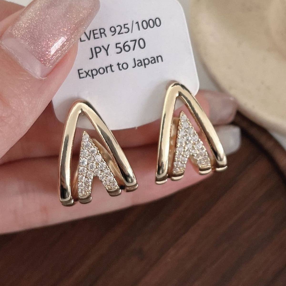 MINIMALIST V SHAPED EARRINGS_CWAJE1415