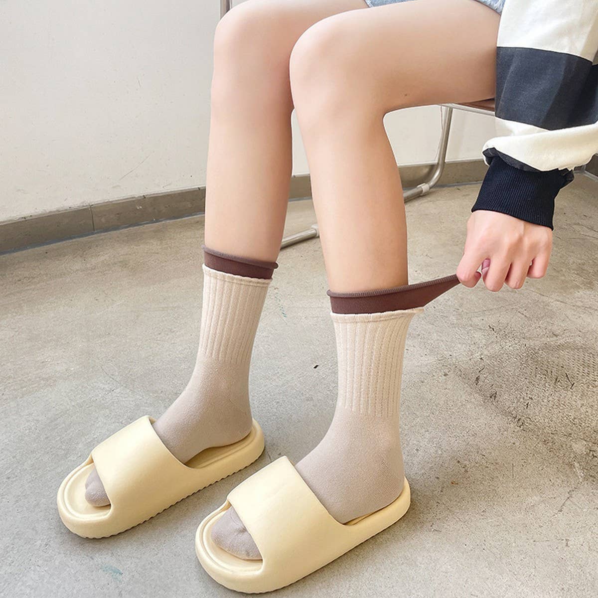 Women Pair Breathable Hemmed Socks_Cwms0303