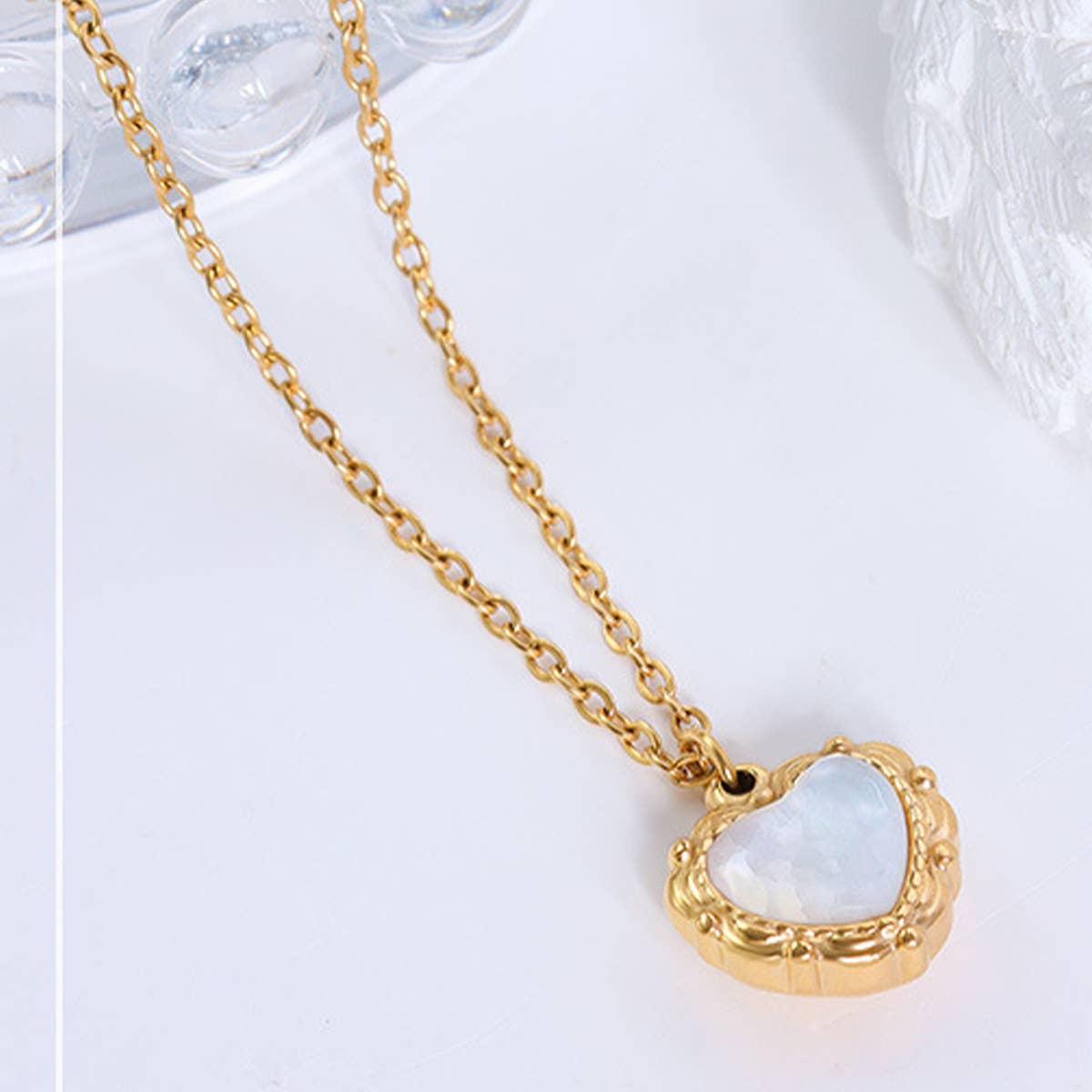 HEART SHAPED SEASHELL GOLD PLATED NECKLACE_CWAJE1098