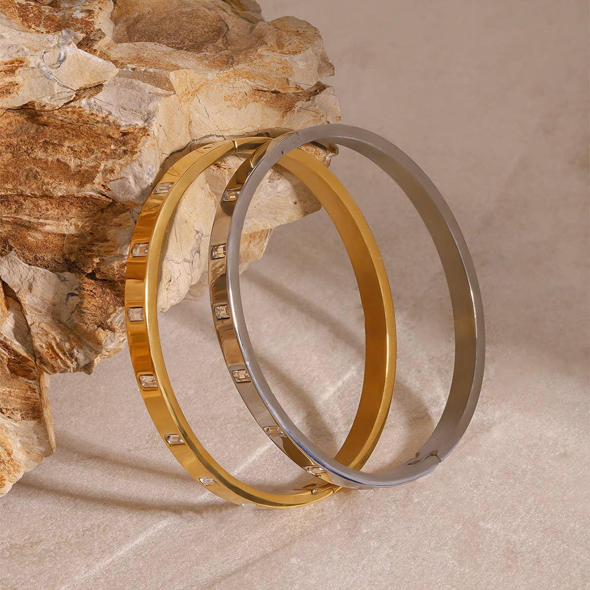 Zircon Clasp Bangle In Stainless Titani Steel_Cwaje4875