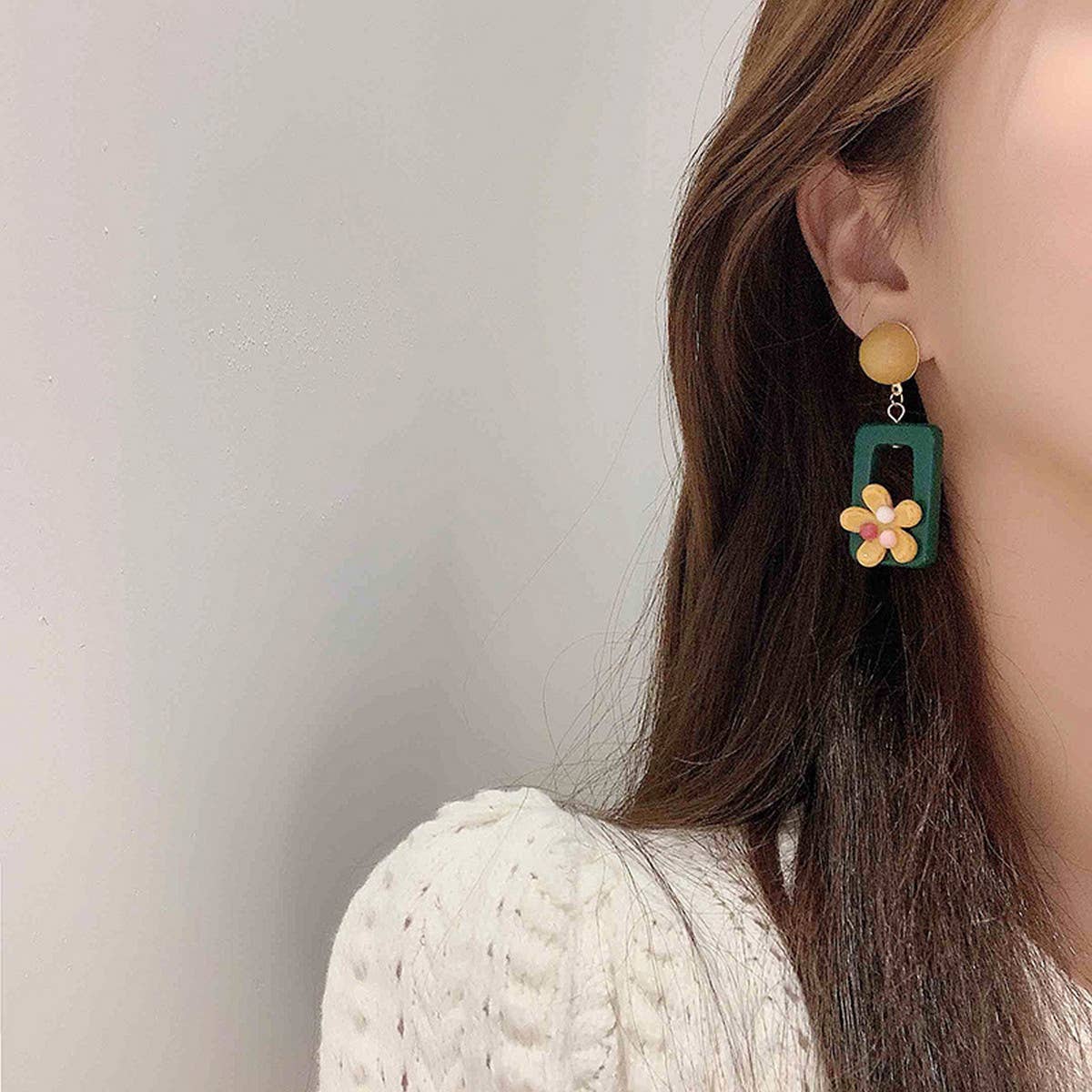 FASHIONABLE AND FRESH RESIN FLOWER EARRINGS_CWAJE1629