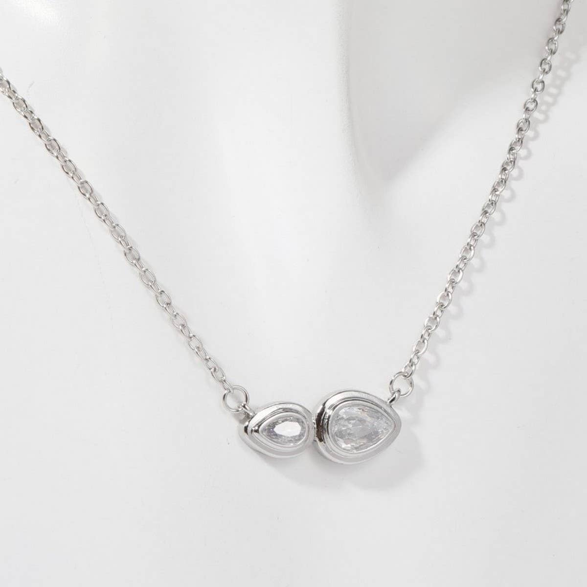 Zirconia Val Round Pendant Necklace_Cwmm5291