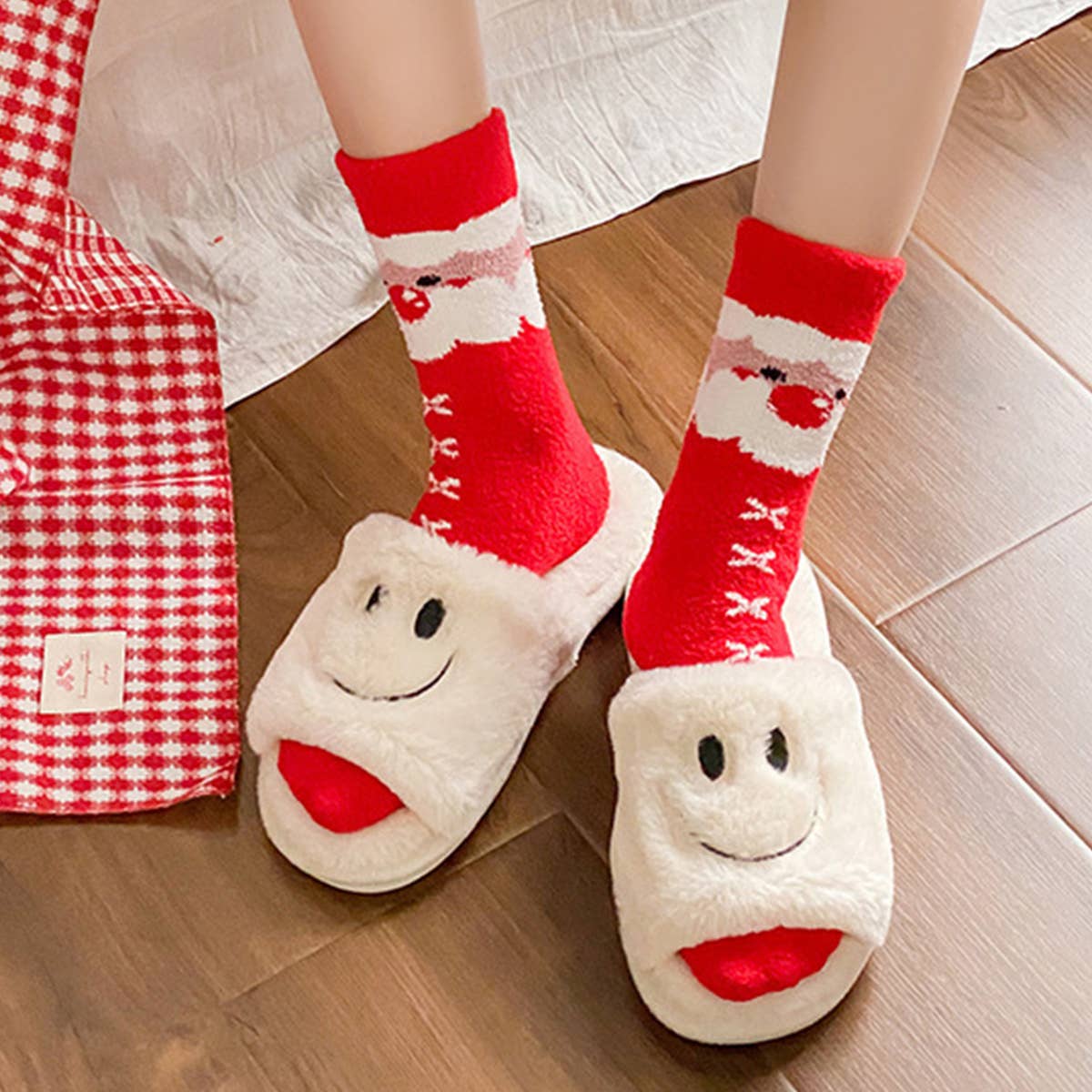 2 PAIRS OF WARM AND THICK CHRISTMAS SOCKS IN A BOX_CWMS0968