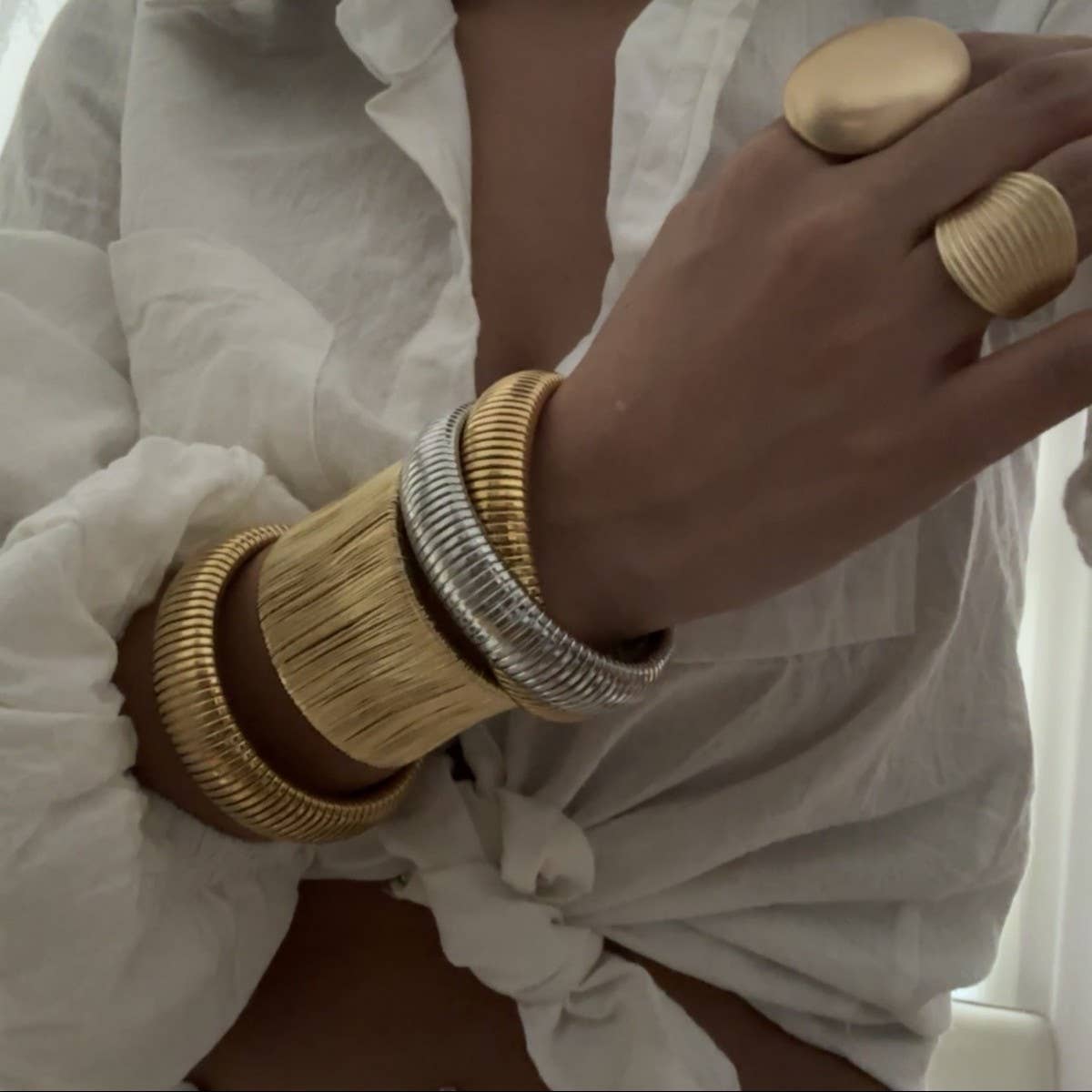 FASHIONABLE SMOOTH SPRING BRACELET FOR WOMEN_CWMM3123