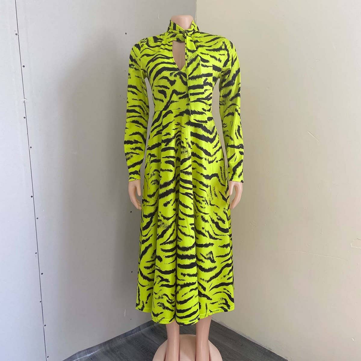 LONG SLEEVED HIGH WAISTED OVERSIZED PRINTED DRESS_CWDMD3711