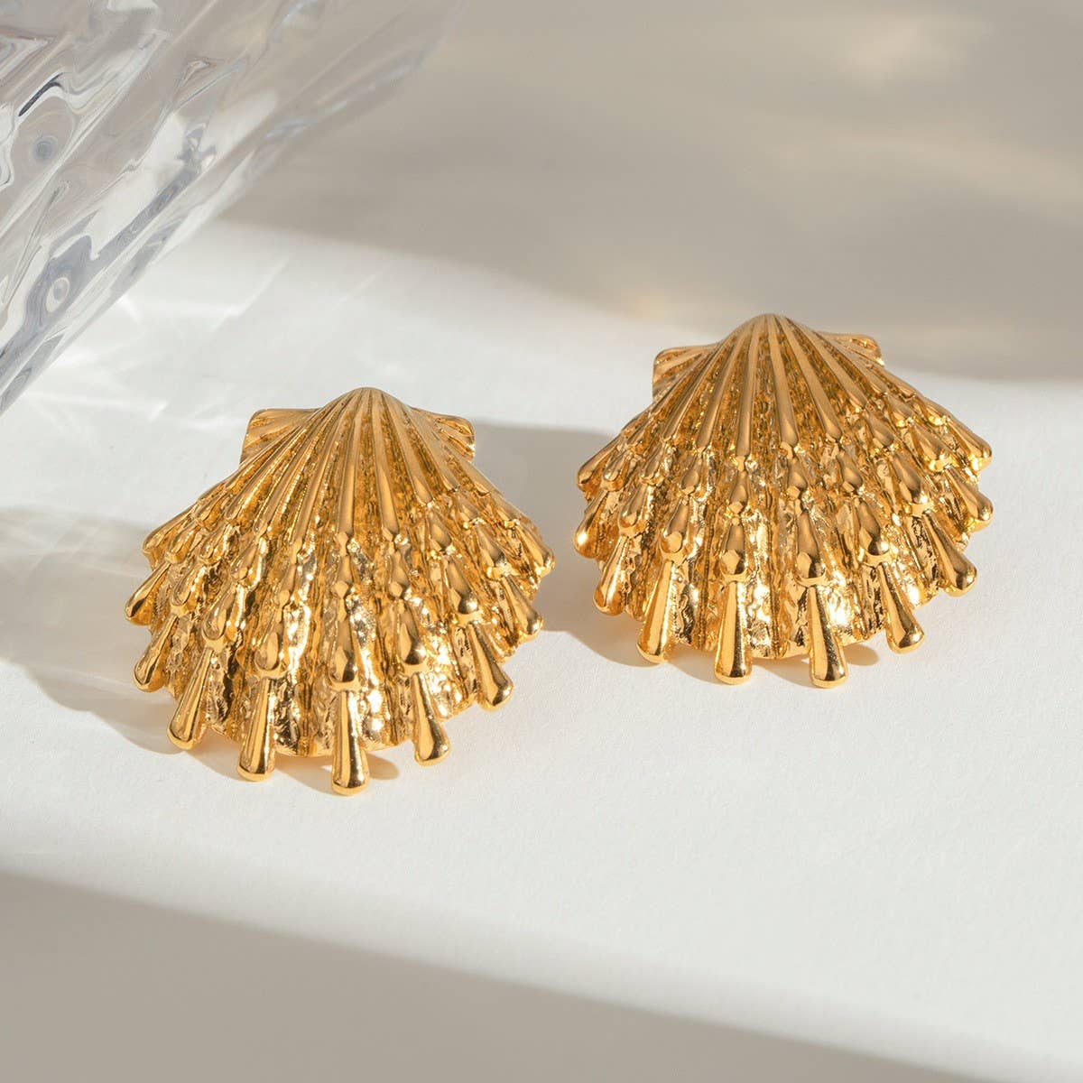 18K GOLD OCEAN STYLE SHELL RIBBED EARRINGS_CWASC1665
