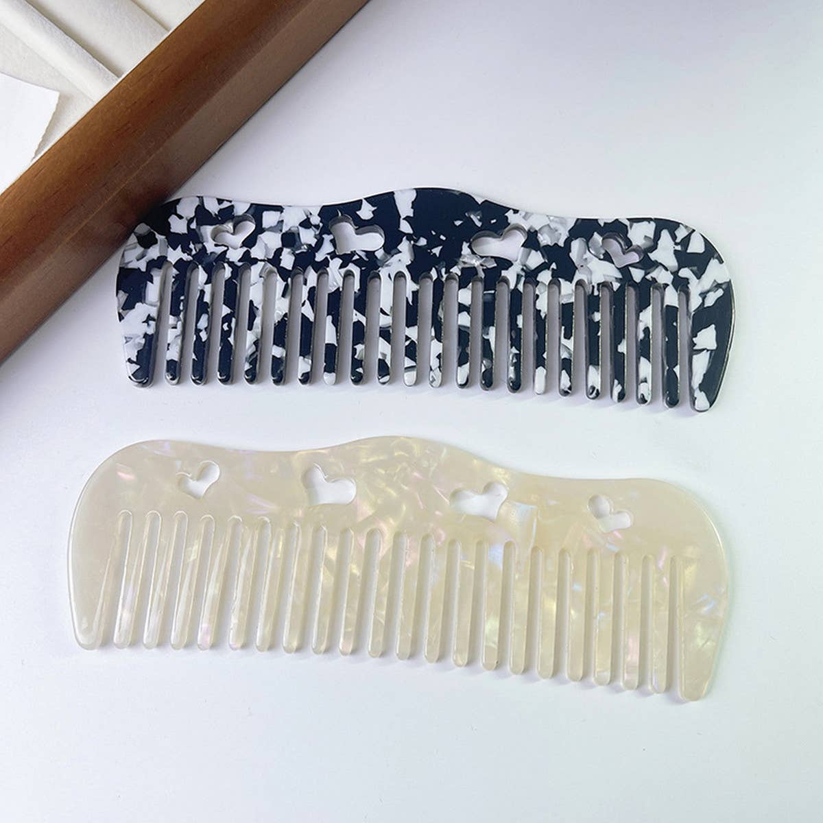 HOLLOW HEART PORTABLE MASSAGE COMB_CWMM1084