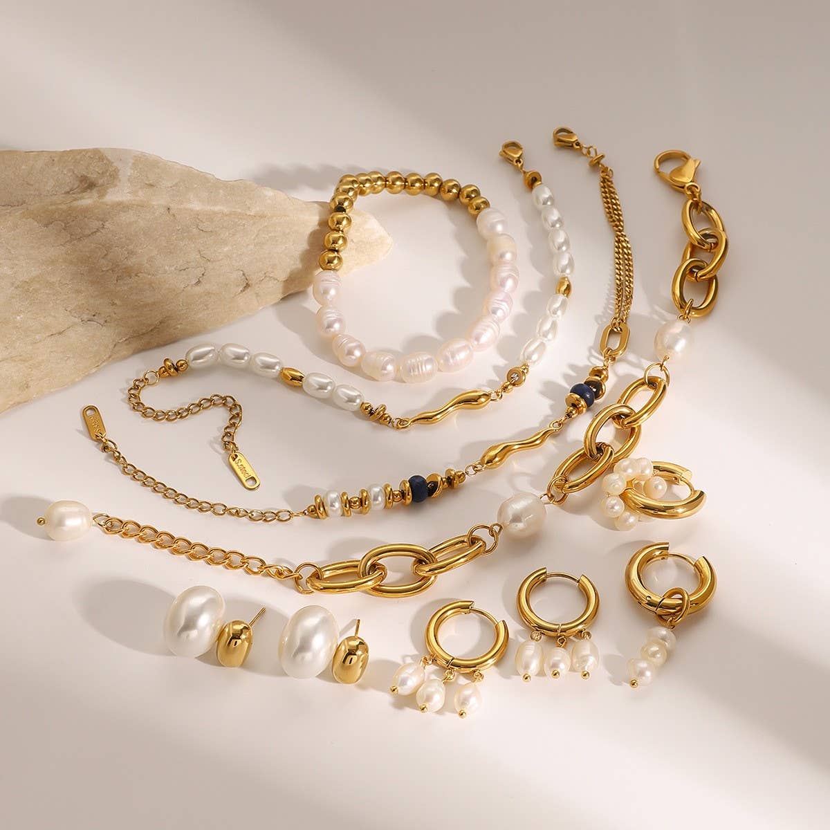 ELEGANT PEARL BRACELET AND STUD EARRINGS SET_CWAJE4621