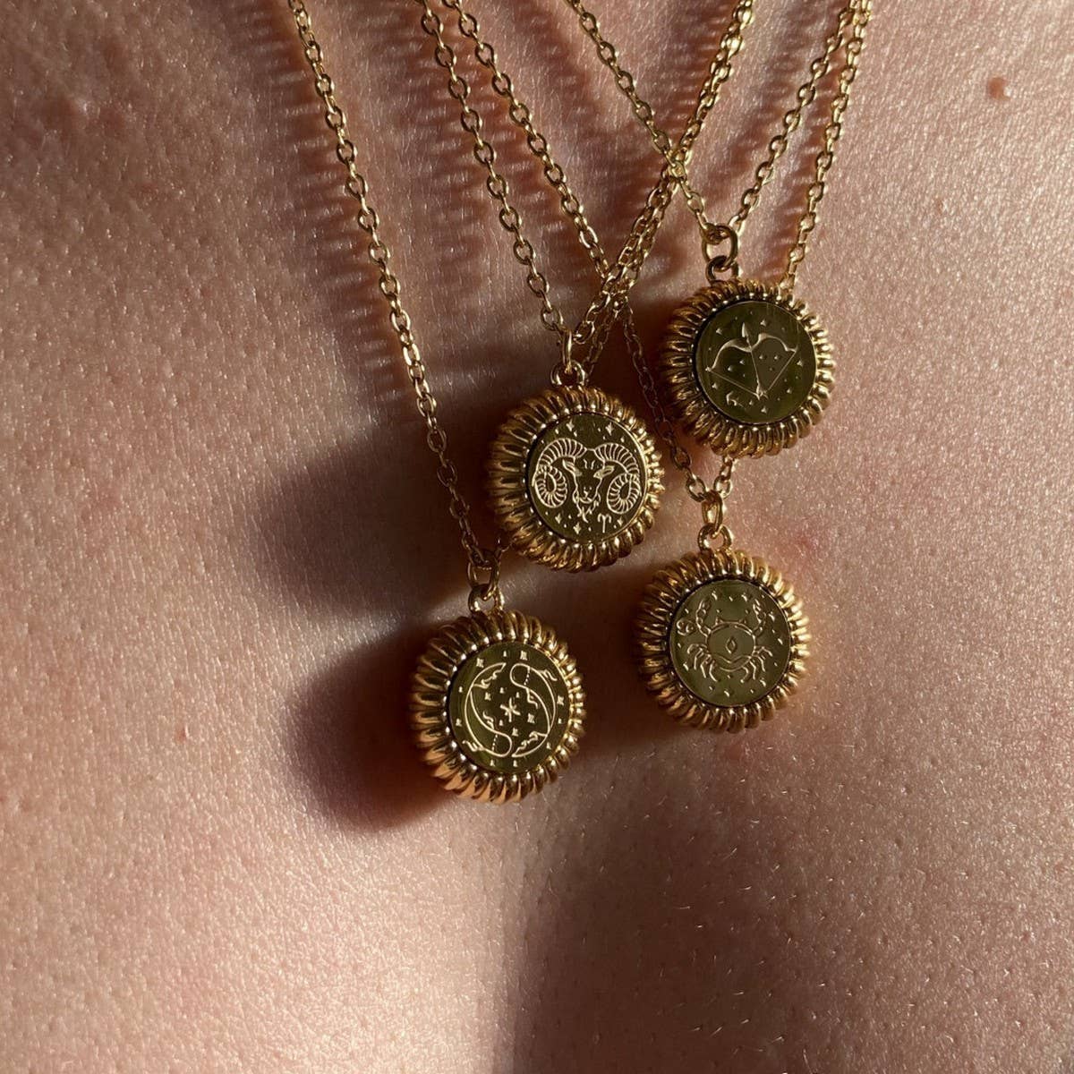 12 ZODIAC SIGNS ROUND PENDANT NECKLACE_CWMM5539