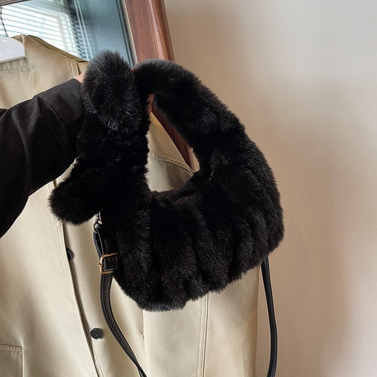 Winter Solid Color Pleated Crossbody Plush Bag_Cwab3923