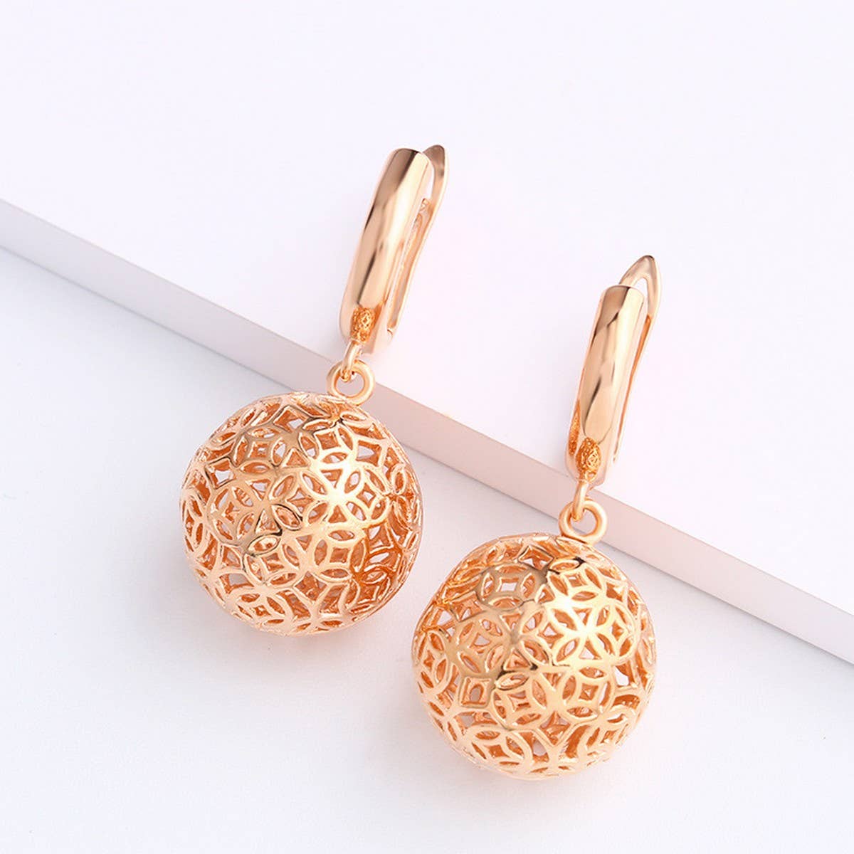 HOLLOW ROUND EARRINGS_CWAJE0999