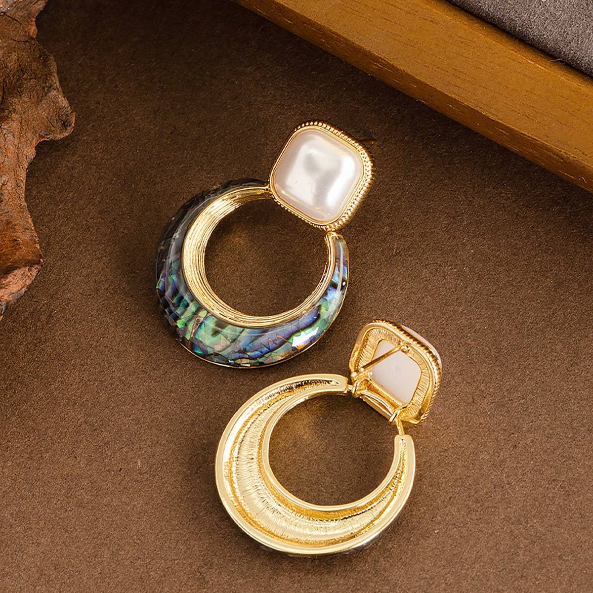 FASHIONABLE COLORFUL ABALONE EARRINGS WITH PEARLS_CWMM4288