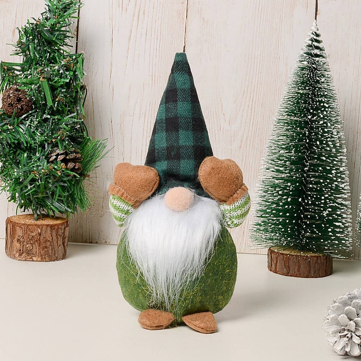 CHRISTMAS PLAID FACELESS DOLL WINDOW DISPLAY_CWMM2921