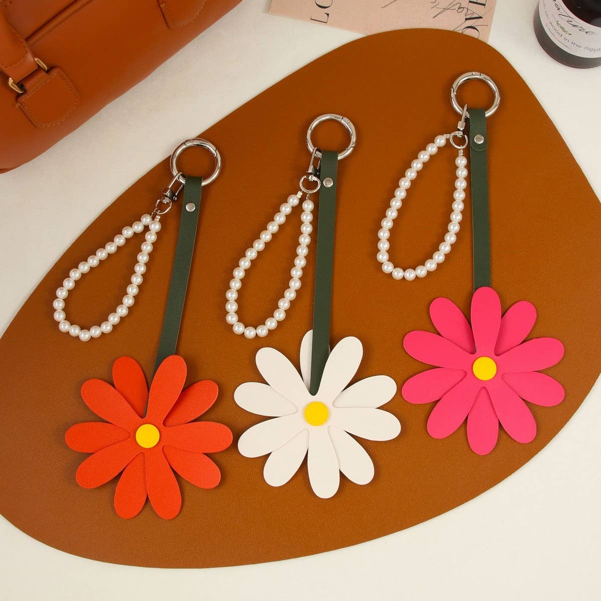 CUTE PU DAISY PEARL CHAIN FLOWER KEYCHAIN CHARM_CWMM7877