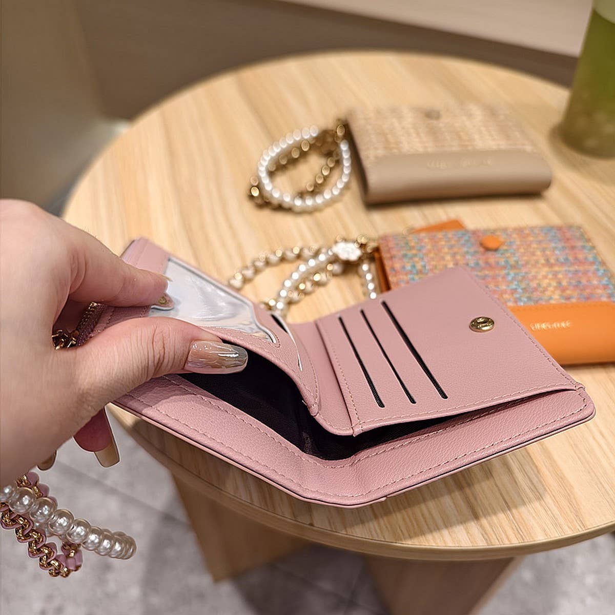 Textured Bow Pendant Bifold Wallet_Cwab06237