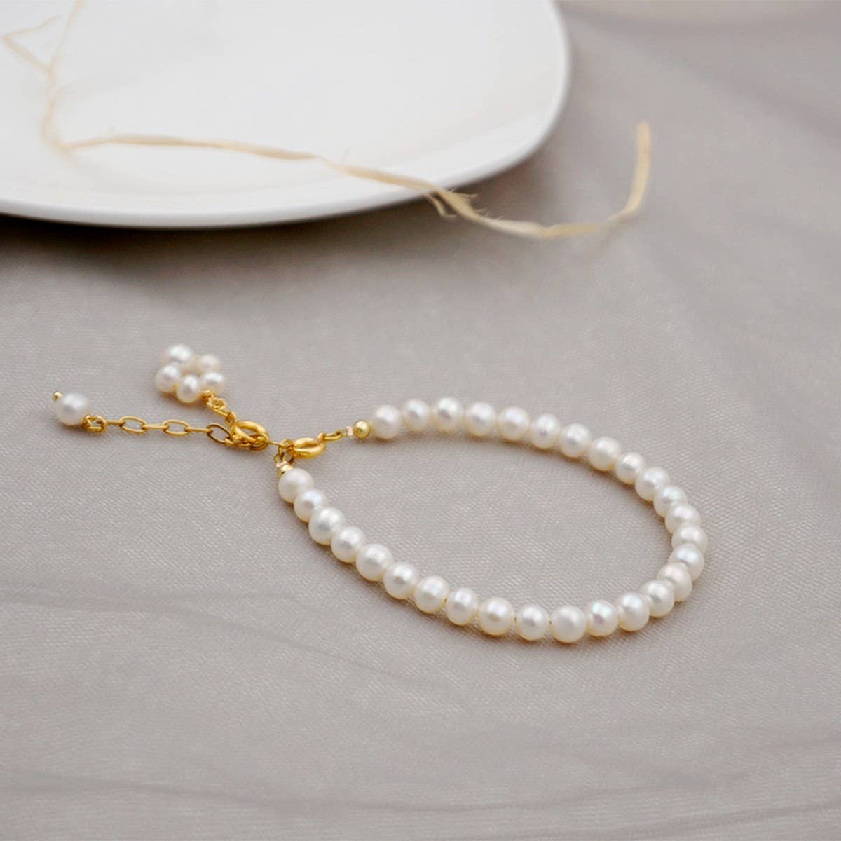 GOLD SIMPLE PEARL BRACELET_CWAJE1685