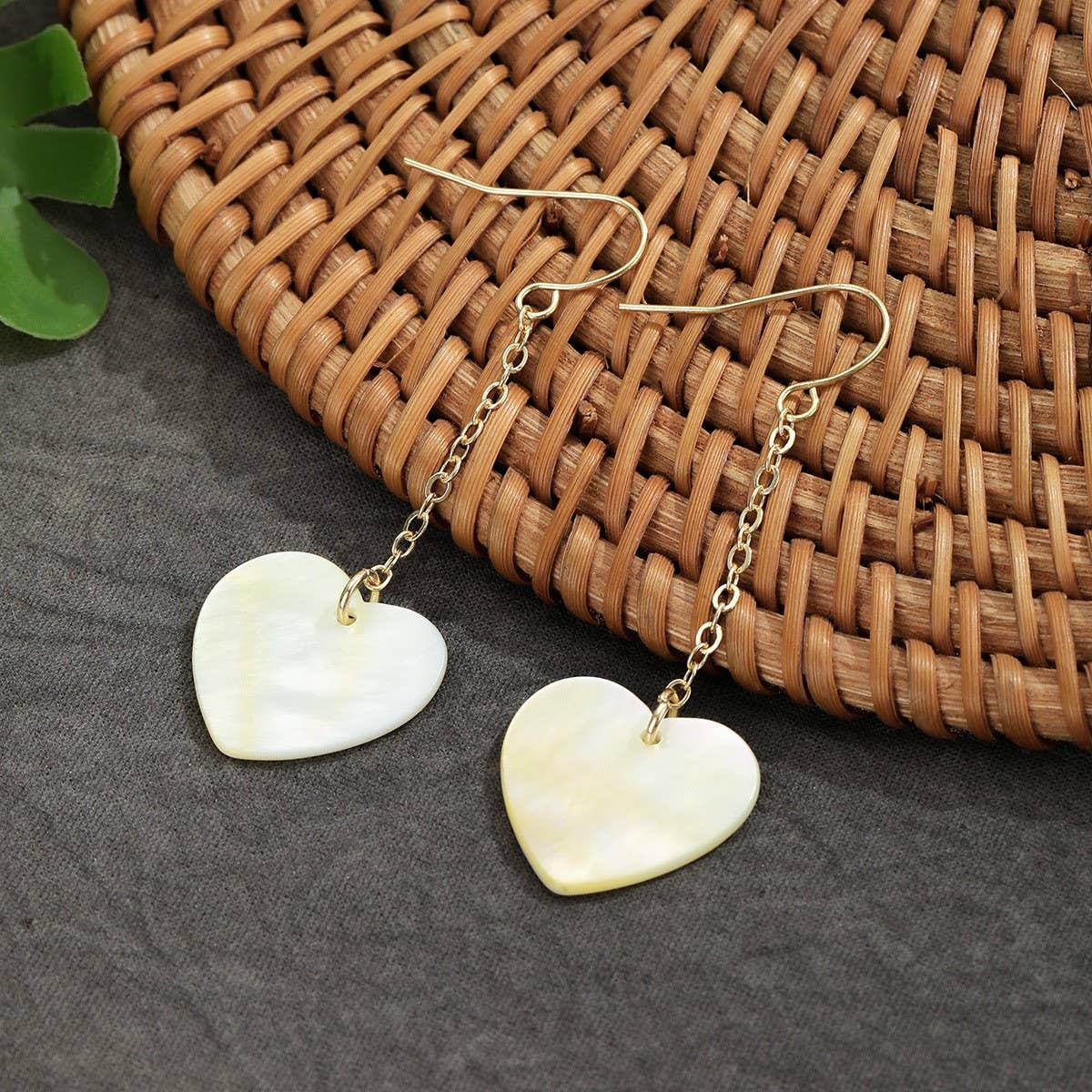 FASHIONABLE WHITE SHELL HEART TASSEL EARRINGS_CWMM4268