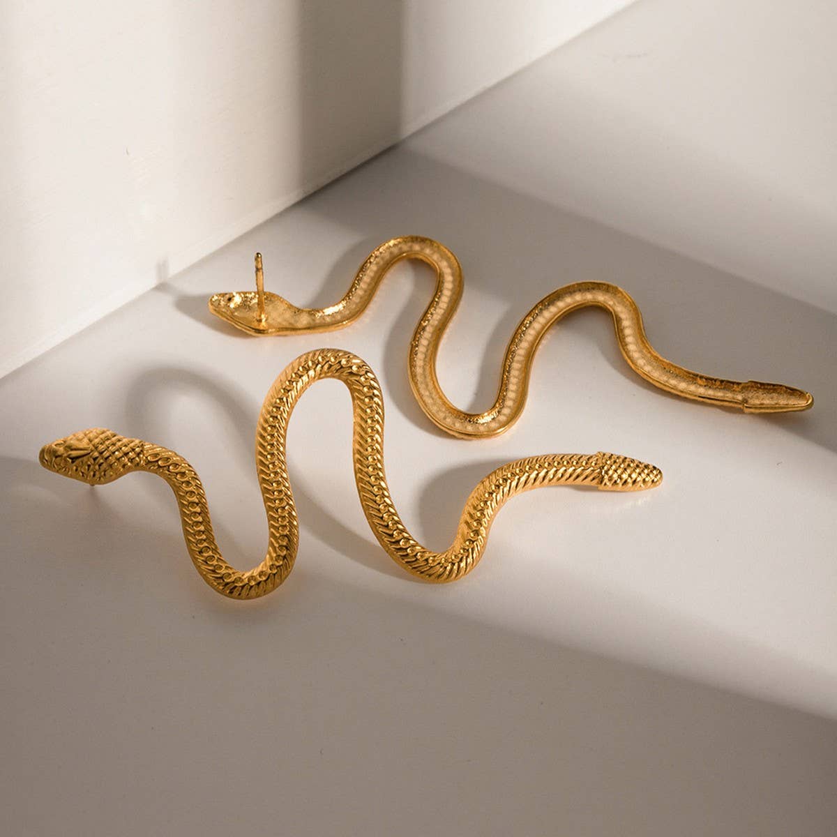 GOLD CURVED SNAKE DESIGN TITANIUM EARRINGS_CWASC1640