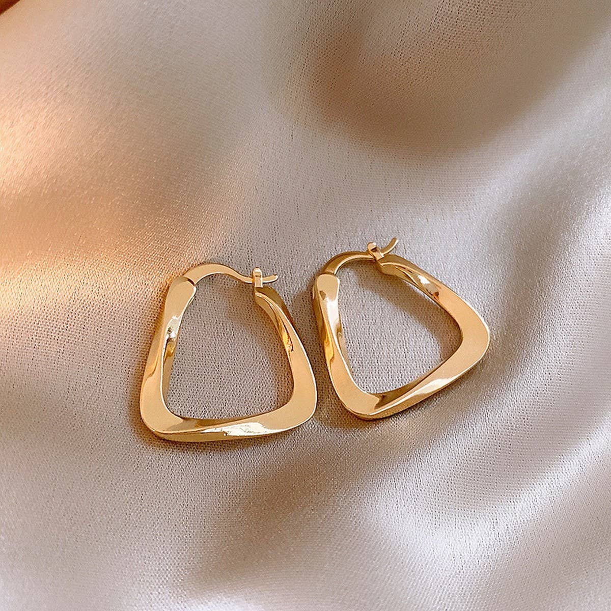THREADED U SHAPED SIMPLE AND FASHIONABLE EARRINGS_CWAJE2455