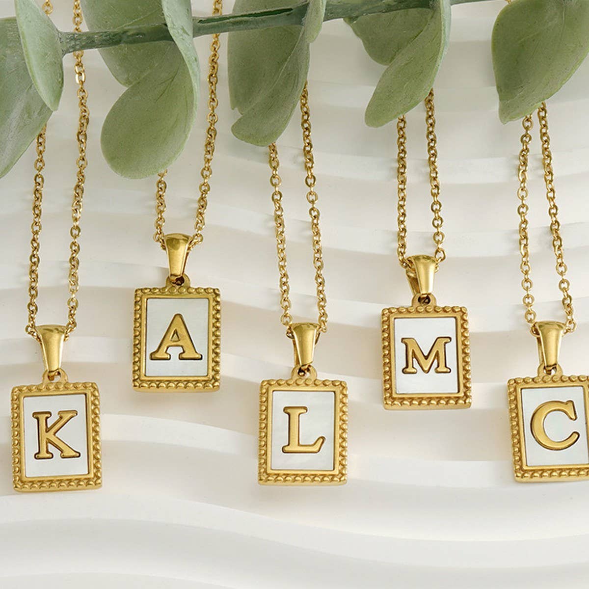 18K GOLD STAINLESS STEEL LETTER SHELL NECKLACE_CWAJE0685