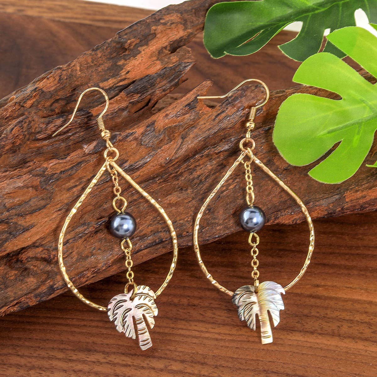 NICHE HOLLOW BLACK SHELL PALM TREE EARRINGS_CWMM4364