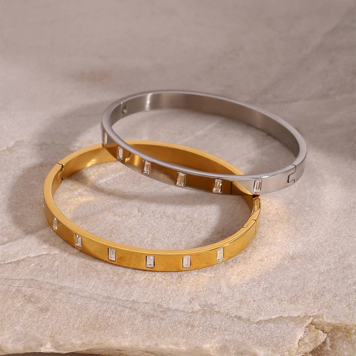 Zircon Clasp Bangle In Stainless Titani Steel_Cwaje4875