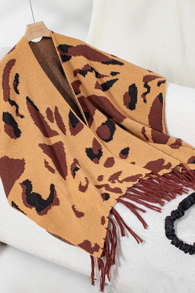 Cwocas0046_Contrast Leopard Print Knitted Fringed Cape