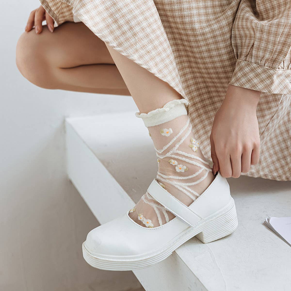 SUMMER THIN WHITE FLORAL DESIGN BOAT SOCKS_CWMS0528