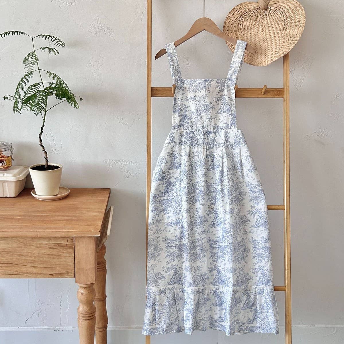 BLUE INK FISHTAIL COTTON LONG APRON_CWMM5793