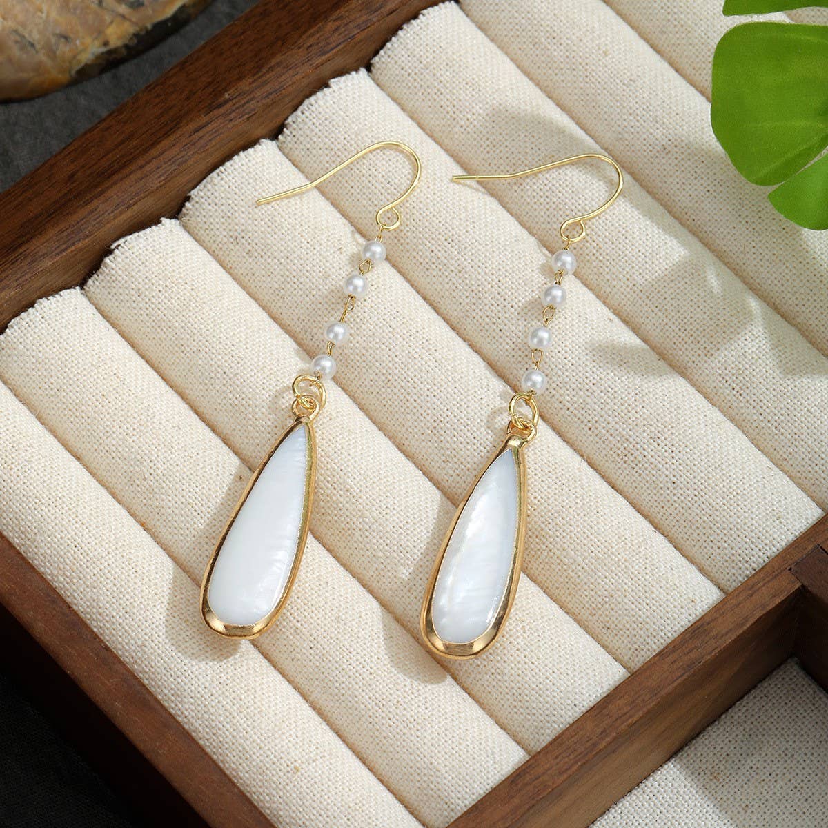 FASHIONABLE TEARDROP SHAPED SHELL METAL EARRINGS_CWMM4336
