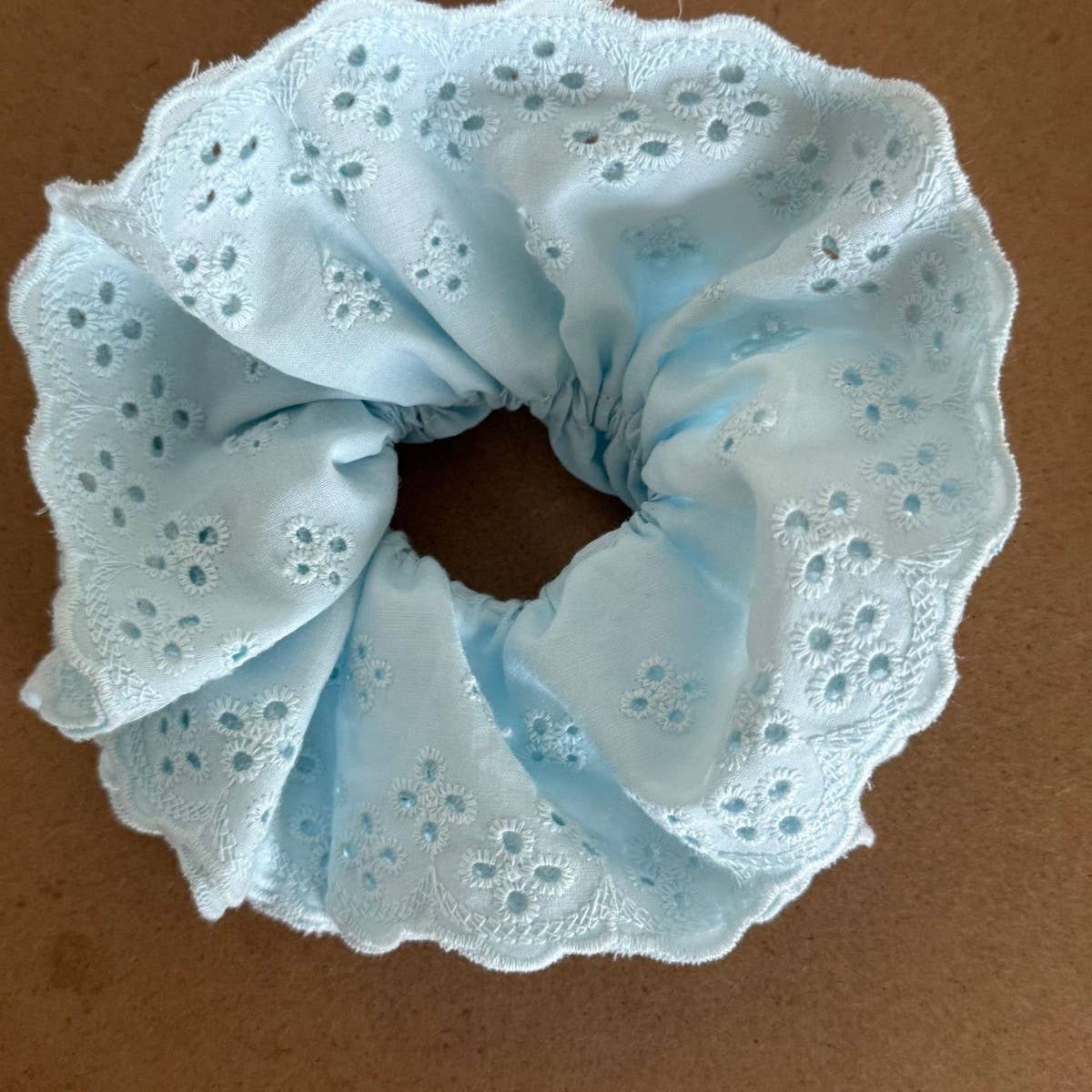 4 LAYER LACE FLORAL SCRUNCHIE WITH STRONG HOLD_CWAHA5520