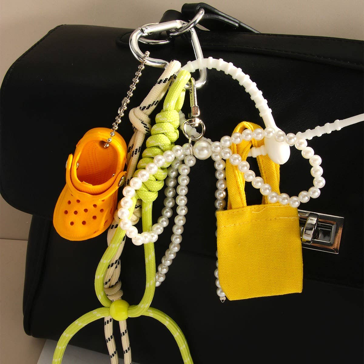 MINI HEADPHONE CASE KEYCHAIN BOW BAG CHARM_CWMM7871