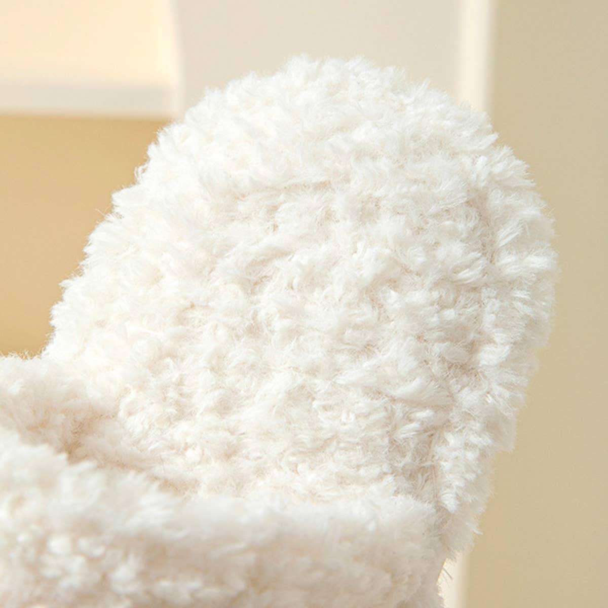 HOME CURLY INDOOR OPEN FUR SLIPPERS_CWSHS0825