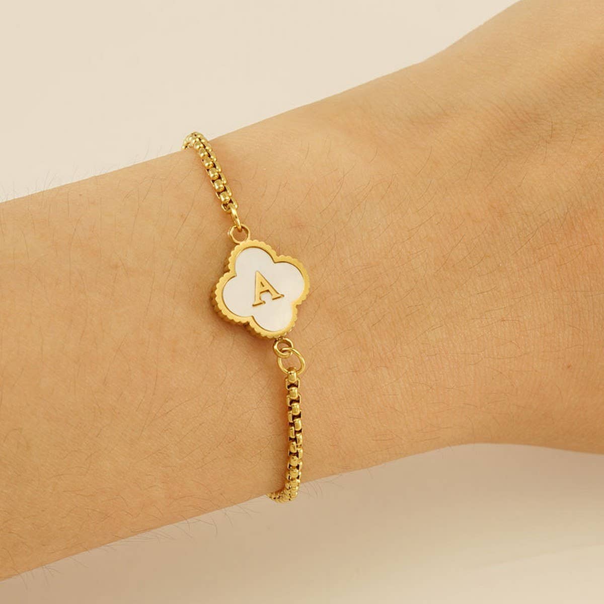 Cwaje1959_Adjustable Four Leaf Clover Letter Shell Bracelet