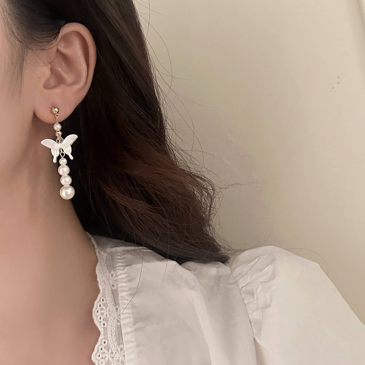 NEW NATURAL MOTHER OF PEARL BUTTERFLY EARRINGS_CWAJE3114