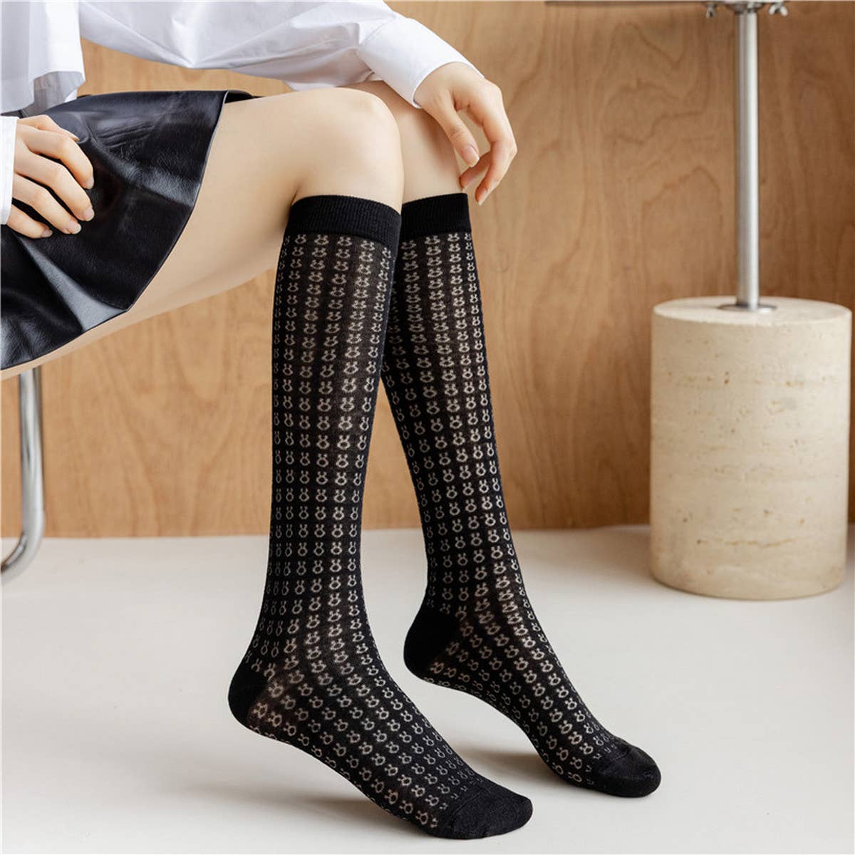 HOLLOW JACQUARD MIDDLE CALF SOCKS_CWMS0650