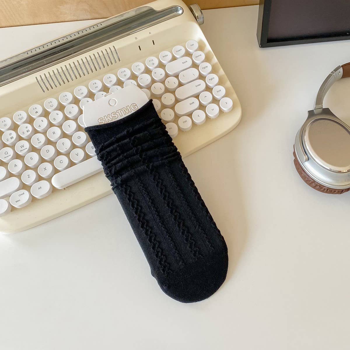 MIDDLE TUBE STRAIGHT SOCKS WITH CURLED EDGES_CWMS0899