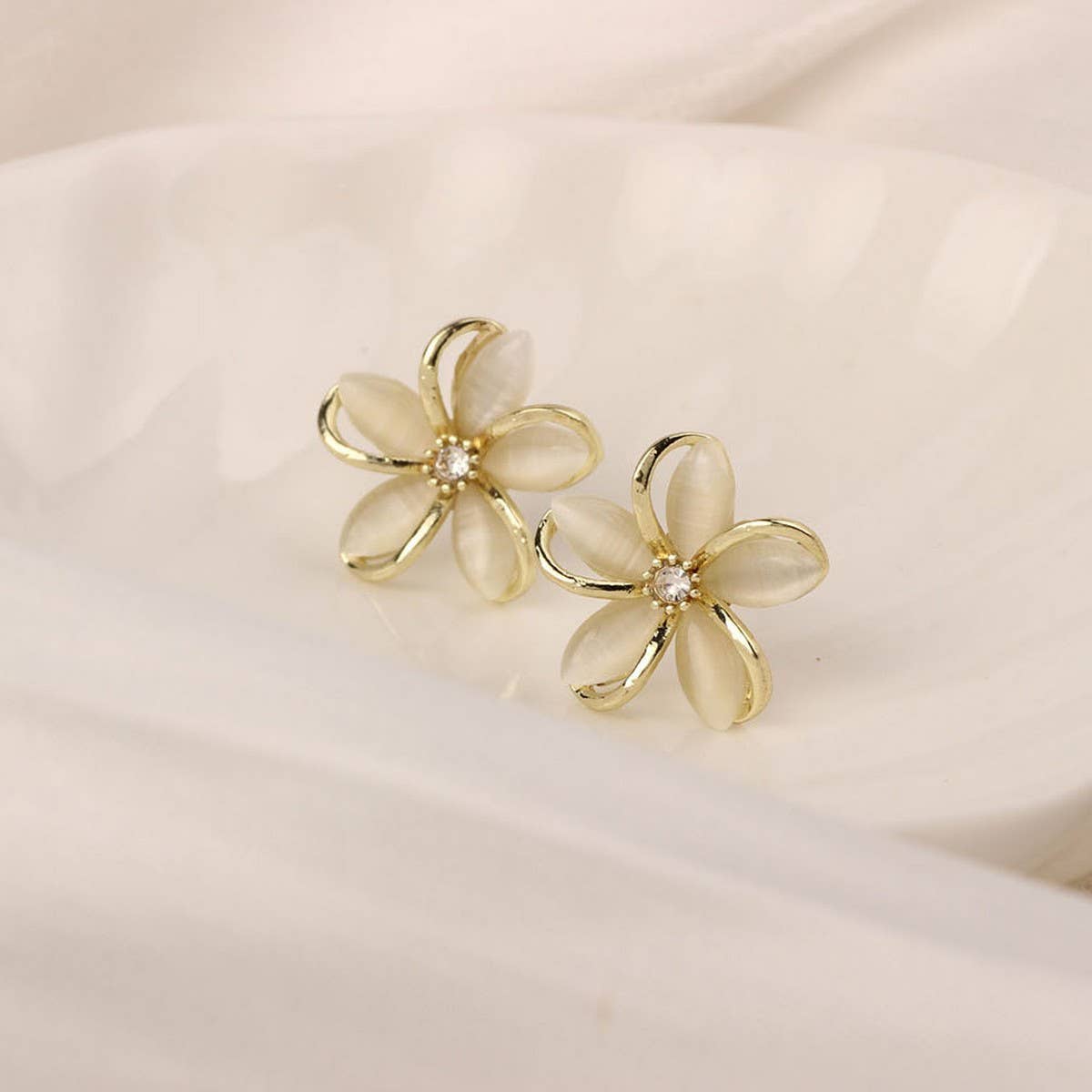 NEW SIMPLE HOLLOW FLOWER ENAMEL EARRINGS_CWAJE3991