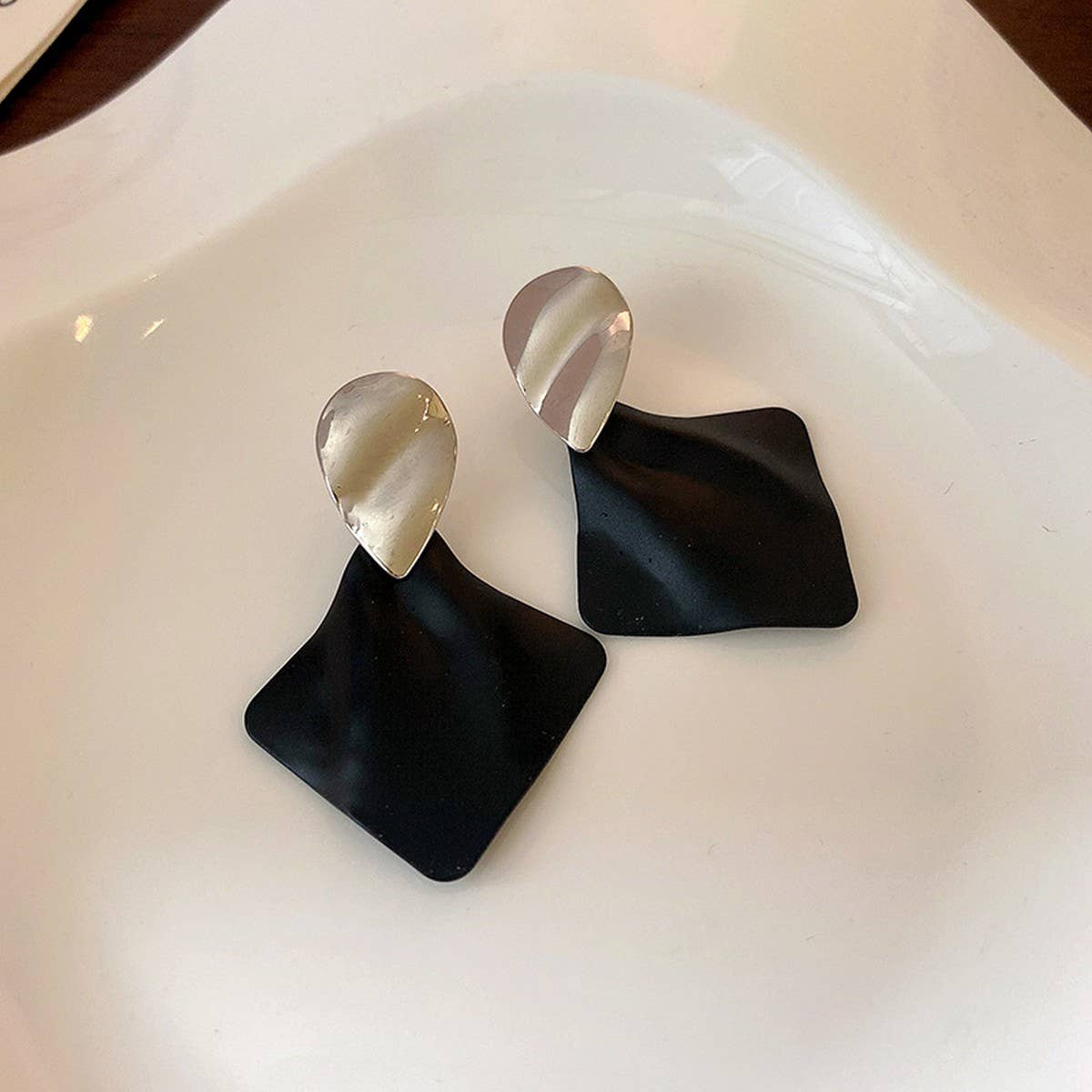 EXAGGERATED PLEATED GEOMETRIC LUXURY EARRINGS_CWAJE2354