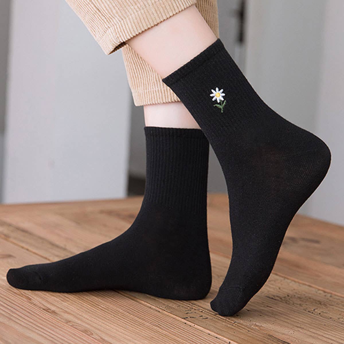 SOLID COLOR DAISY SOCKS COTTON MID CALF STYLE_CWMS088
